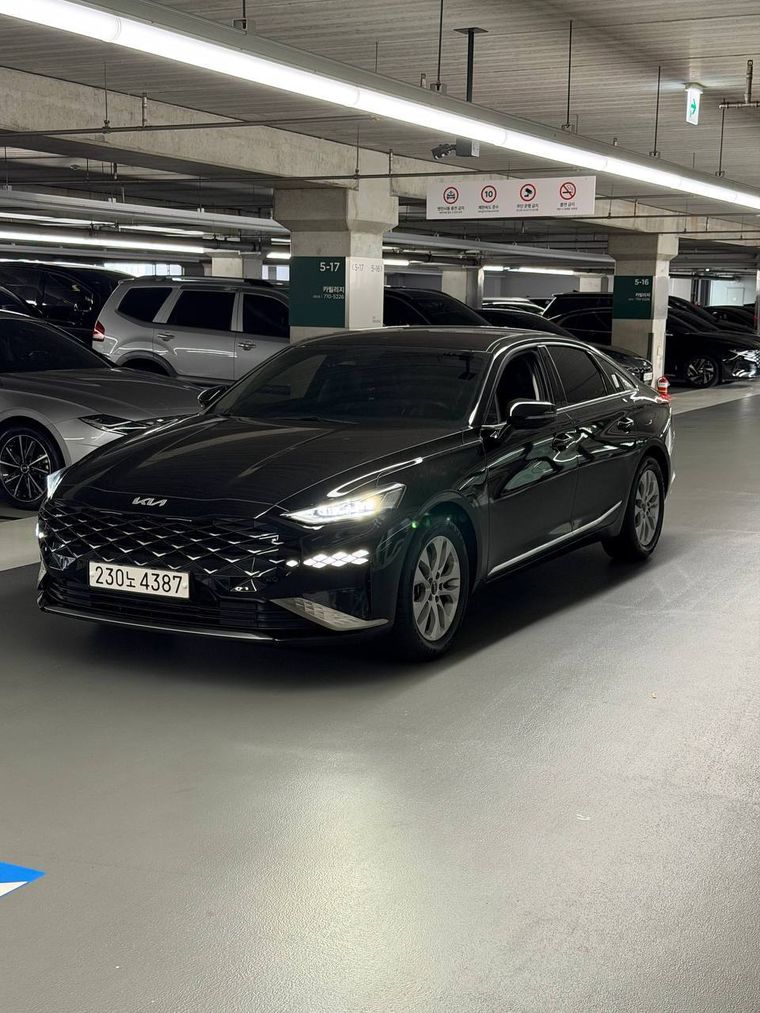 Kia K8 на крытой стоянке в Корее